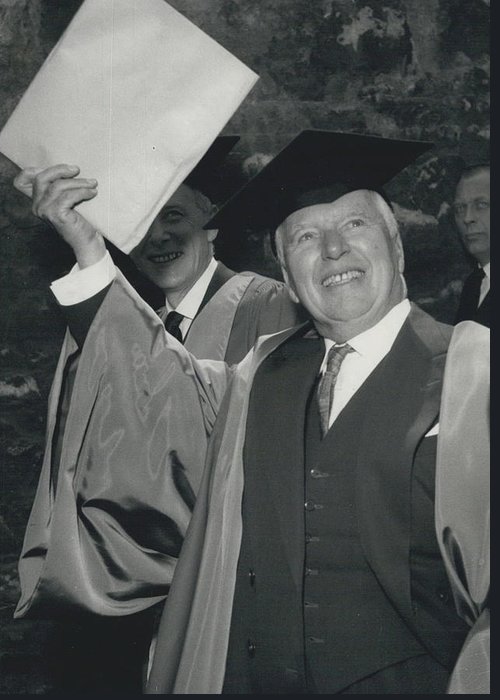 charlie-chaplin-receives-honorary-degree-at-oxford-he-waves-his-degree-retro-images-archive